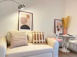 Minimalist Oasis - Monthly Stay Near Airport, Local Gems & Mall - Minimum Stay 28 Days