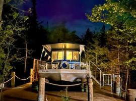 Lake Escape in Cozy Boathouse Surrounded by Forest, hotel em Yarker