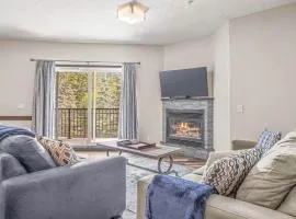 2BR Scenic Rockies Retreat BBQ Hot Tub and Pool