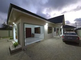 Lakeside Hilltop Haven -3 Bedroom House