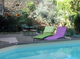 Porte Saint-Louis - Les Costières, hôtel à Vauvert