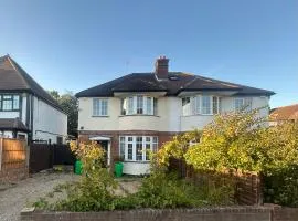 Eastcote 1st Floor Retreat 2 Bedroom Suite with Kitchen and Bathroom 2mins to Tube 20mins to Heathrow and Wembley 25mins Drive to Harry Potter World FREE PARKING