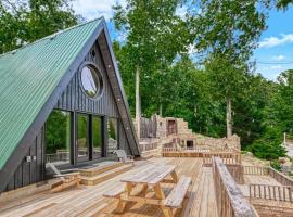 The Black Aframe - HOT TUB and Mountain Views, hotel din Evergreen Farms