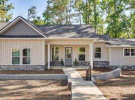 Clarks Hill Lake Retreat! Waterfront Home with Dock，位于Clarks Hill的酒店