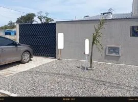 aconchegante com piscina e churrasqueira, pertinho da praia"