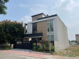 Serene Family house, hotel met parkeren in Dargai