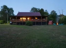 Hot Tub WiFi Firepit HazelBrook Haven