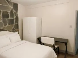 Bargain room minuites from train station