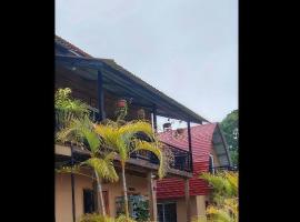 Hotel y Cabañas El Sauce, hotel in Tela