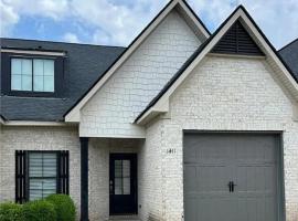 War Eagle Landing a 4BR and 3BA Family-Friendly Auburn Retreat, ξενοδοχείο σε Auburn
