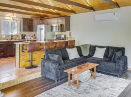 Walk to Village! Romantic Pine Mtn Nature Escape, hotel in Pine Mountain Club