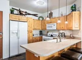 Summit Sanctuary, Sleeps 4, Charming Interiors, 20 Minutes from the Mountain!