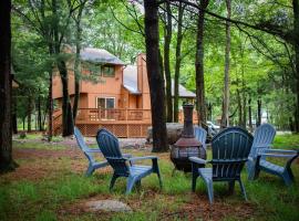 Cozy Poconos Escape with Fire Pit, Arcade & Private Lake Access, viešbutis mieste Blakeslee
