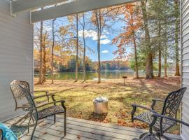Steps to Lake Tanglwood Tranquil Wooded Retreat, hotel v destinaci Paupack