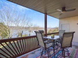 Lakefront Sanctuary - Table Rock Lake Adventures, hotel en Branson