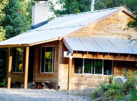 Cozy Nature Retreat Cabin with Fireplace – hotel w mieście Midway