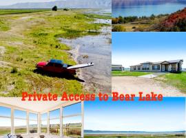 Lakeside Oasis with Mountain Views、Saint Charlesのホテル