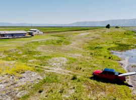 Lakeside Oasis with Mountain Views, hotel v destinaci Saint Charles