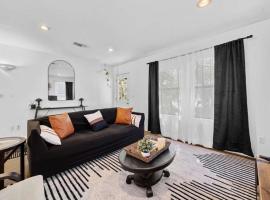 Lake Travis Retreat with Spacious Outdoor Areas, hotel i Austin