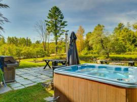 Stratton Shuttle Access! Vermont Mountain Hideaway, hotel in Bondville