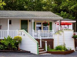 Sunny Room with a Private Deck in a Bed and Breakfast near Camden Hills State Park, Maine, lodge a Lincolnville