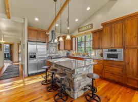 Ravenswood- Lake views- downtown greystone with air conditioning, Hotel in McCall