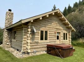 Rocky Mountains Getaway: Gorgeous Log Cabin in Darby, Montana, ξενοδοχείο σε Peaks and Pines Park