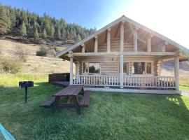 Tranquil Mountain Glamping Retreat: Stunning Log Cabin with a Hot Tub in Darby, MT, ξενοδοχείο σε Peaks and Pines Park
