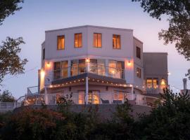 Incredible Lakefront Villa with Gorgeus Sights and Fireplace in Gary, Indiana, hôtel à Miller