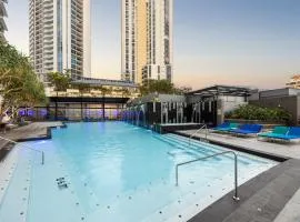 Vogue Circle on Cavill with Stunning Ocean Views - Social media ready!