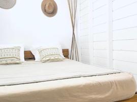 T2 Emeraude, hotel u gradu 'Goyave'