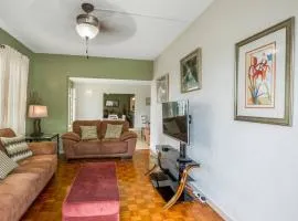 Gloria's Retreat 3Bed 4Bath AC Pool WiFi BBQ