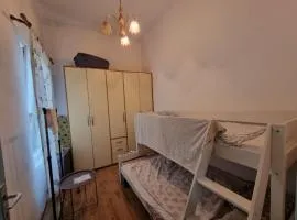 Spavaca soba s zajednickim kupatilom Ja spavam u prolaznoj dnevnoj sobi