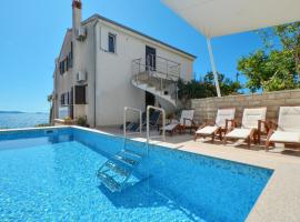 Seaside apartments with a swimming pool Seget Vranjica, Trogir - 4284，位于希杰弗朗吉卡的酒店