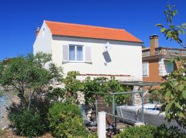 Holiday house with a parking space Lukoran, Ugljan - 8385: Lukoran şehrinde bir otel