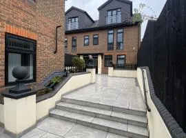 The Rye Retreat - 1BR Modern Design with Smart TV & Secure Underground Parking in Central High Wycombe HP13, Sleeps 3