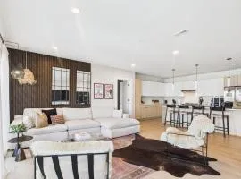 Hyve - Mahogany - Walk to Broadway