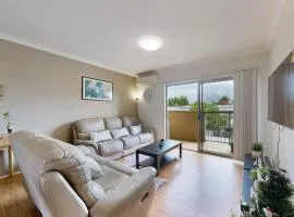 Sweet Mango Hill Apartment w Convenient Location