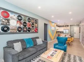 Hyve - Neon Lights - Pool & Gym - Walk to Broadway