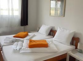 Rooms Jelengrad, hotel in Petrijevci