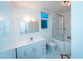 Cozy room in yellow, hotel in Sale