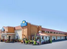Days Inn & Suites by Wyndham Terre Haute