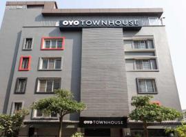 Townhouse Lake Town Clock Tower Formerly Crown Comfort, hotel in Pātipukur