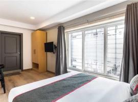 Townhouse Lake Town Clock Tower Formerly Crown Comfort, hotel em Pātipukur