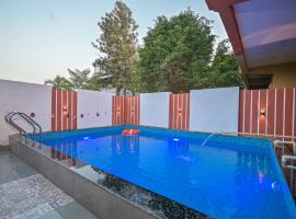 ll EMPYREAN STAY ll 2BHK ll LUCIFER VILLA ll AC ll PRIVATE POOL ll, ξενοδοχείο σε Lonavala