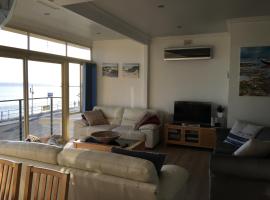 crystal blue 2 apartment, ξενοδοχείο σε Port Vincent