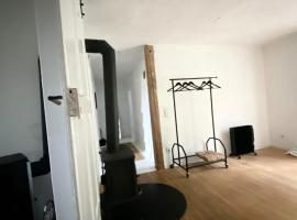 Uriges Apartment 60qm in einem alten Häuschen am Waldrand - 10km bis Würzburg、Reichenbergのホテル