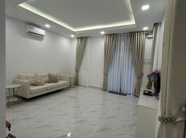 Charming 4-bedroom townhome in vibrant Phnom Penh!, vila v Phnompenhu