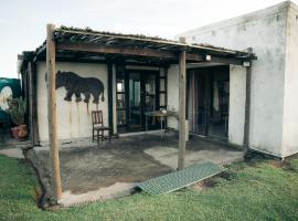 Self-catering Holiday Cottage to rent Matokazini near Coffee Bay，位于咖啡湾的酒店