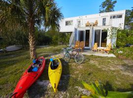 Upcycled Shipping Containers Transformed into a Glamping Home for a Unique Florida Vacation, hotel din Jupiter